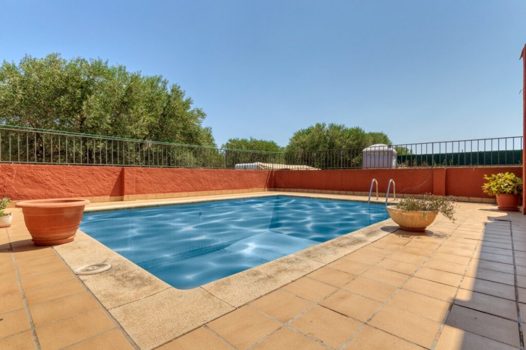 Foto casa unifamiliar con piscina, con 369 m2 construidos sobre parcela de 500 m2.