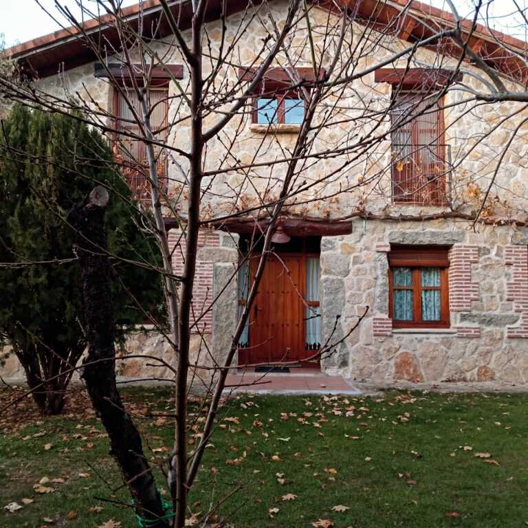 Casa-chalet en alquiler en navaluenga Ávila 
